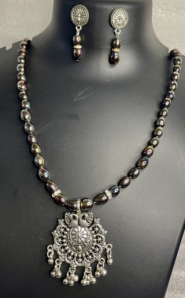 Shiny black necklace set