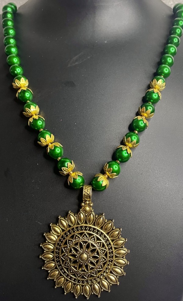 Green pendant necklace