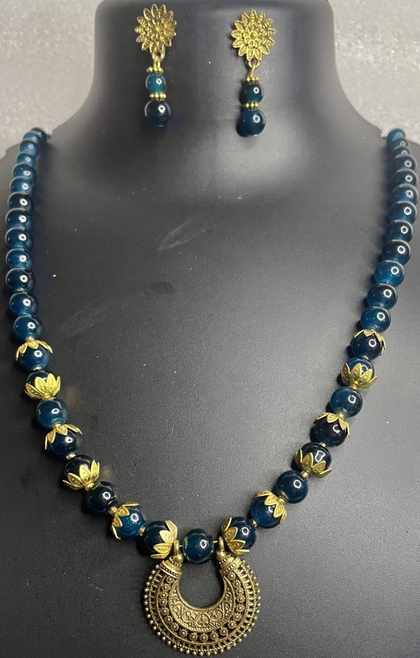 Blue pendant necklace