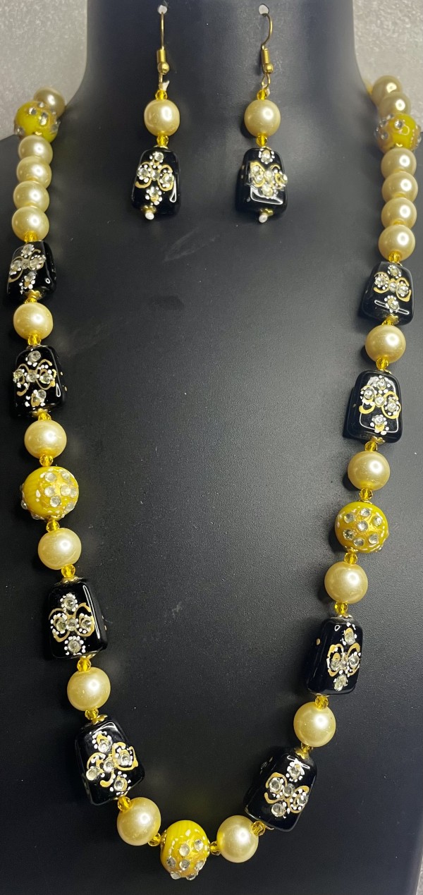 Black and yellow necklace set