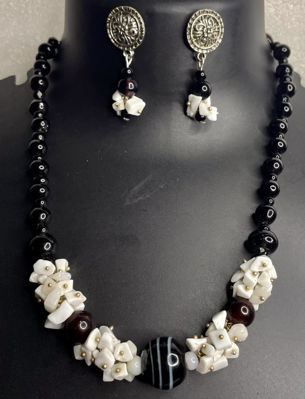 White chip beads black necklace set