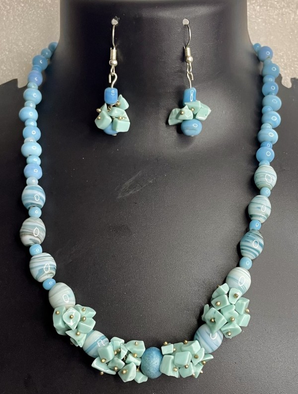 Turquoise chip beads necklace